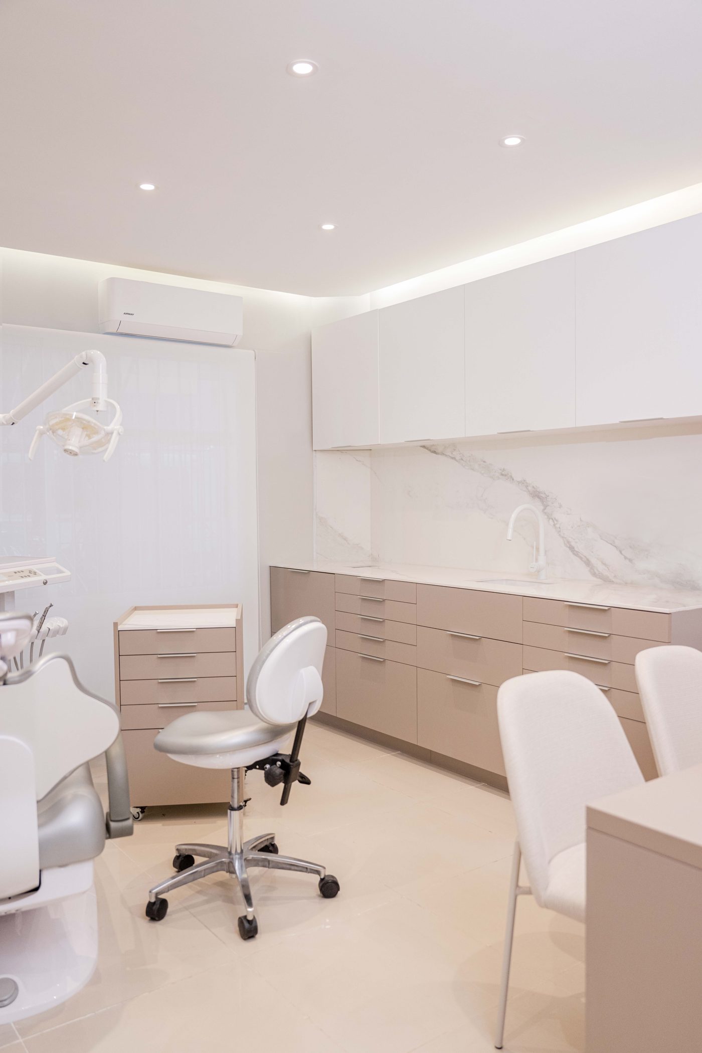 Consultorio con mesada y sillón odontológico